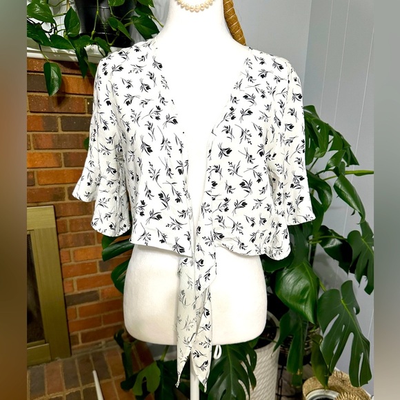 🛍️Windsor Cute short sleeve crop shirt with tied bottom side Small - Picture 7 of 9